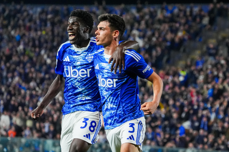 Игроки «Комо» празднуют гол