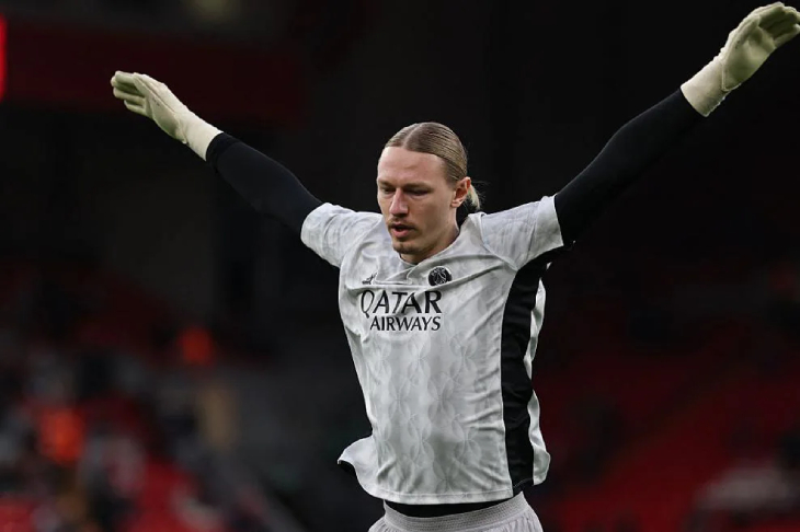 Матвей Сафонов на разминке