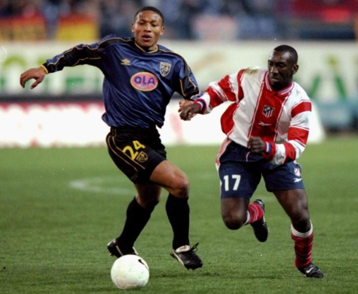В 2000 году «Атлетико» вылетел из Примеры, несмотря на 24 гола Хассельбайнка (справа)