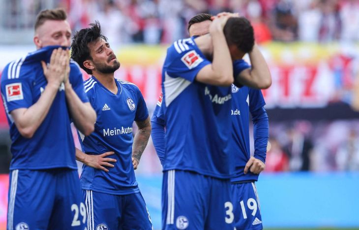 Опустошенные футболисты «Шальке» после вылета из Бундеслиги в сезоне‑2020/21