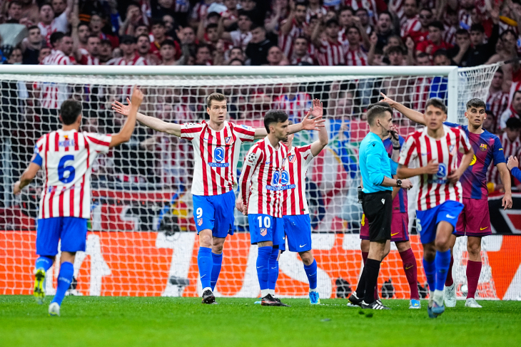 Арбитр готовится показать красную карточку