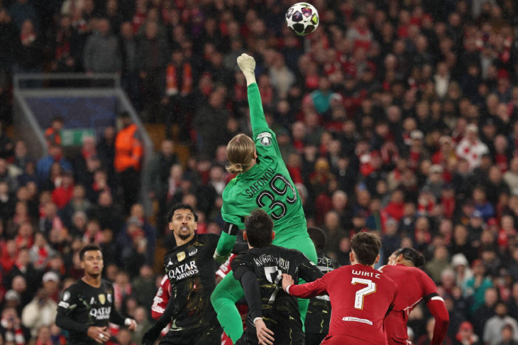 Матвей Сафонов играет кулаком