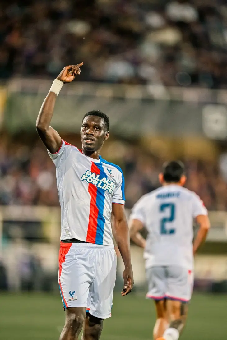 Исмаила Сарр празднует гол