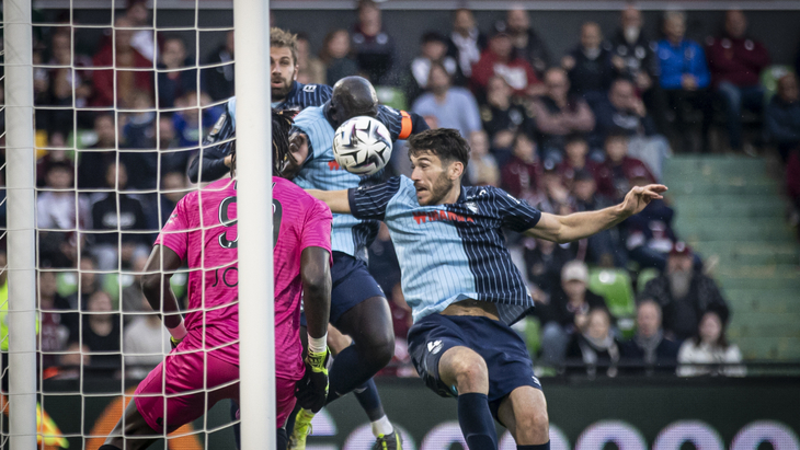 Готье Льорис играет головой