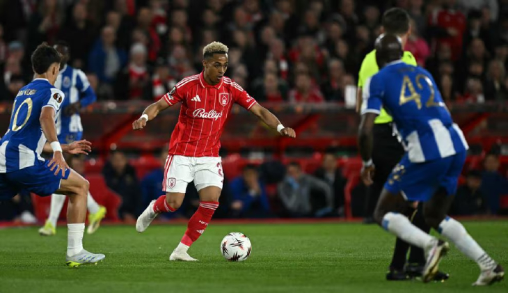 Омари Хатчинсон с мячом