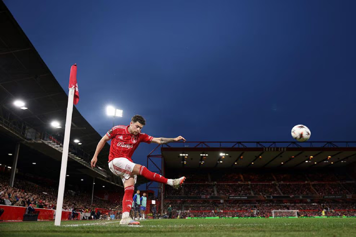 Уильямс подаёт с угла поля