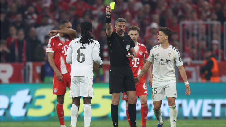 Эдуардо Камавинга получает вторую жёлтую