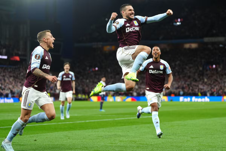 Эмилиано Буэндия празднует гол