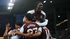 Игроки «Астон Виллы» празднуют гол