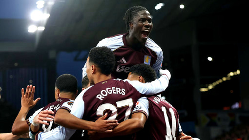 Игроки «Астон Виллы» празднуют гол 