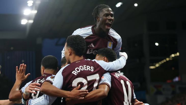 Игроки «Астон Виллы» празднуют гол