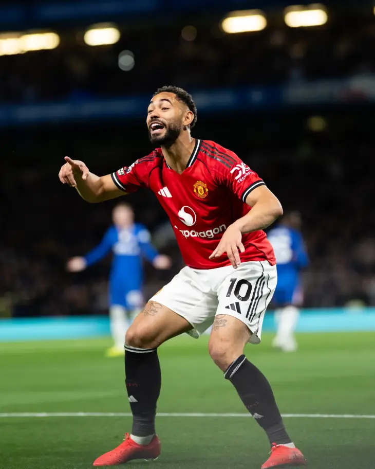 Матеус Кунья празднует гол