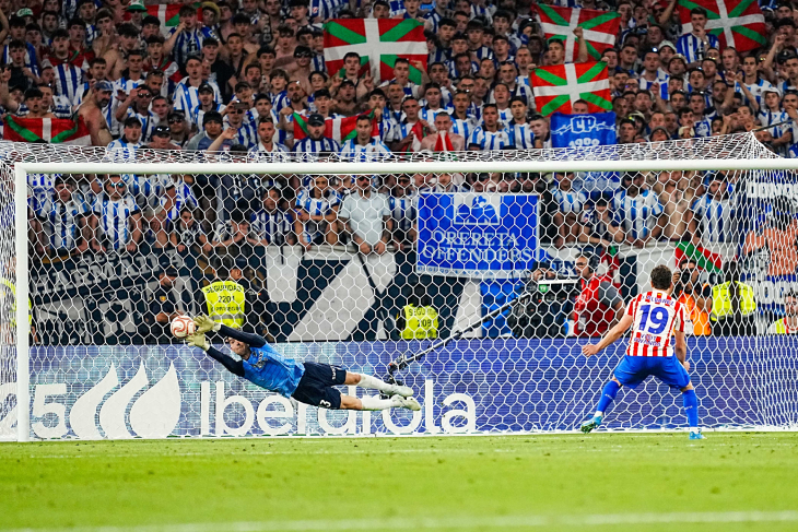 Марреро отбивает удар Альвареса