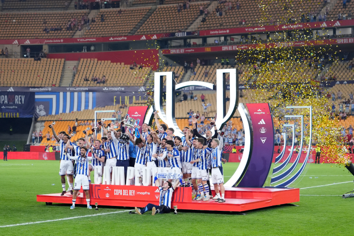 Игроки «Сосьедада» с трофеем