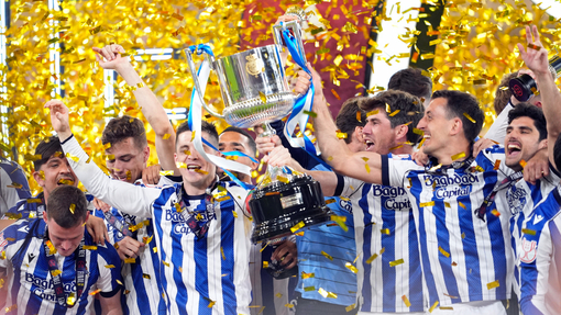 Игроки «Сосьедада» с трофеем 