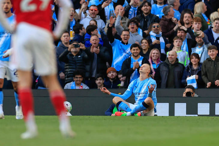 Эрлинг Холанн празднует гол