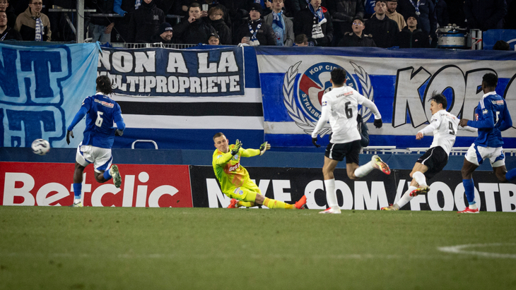 Эстебан Леполь (№9) забивает гол