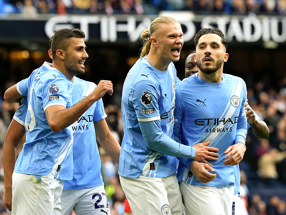 Эрлинг Холанд (в центре) празднует победный гол