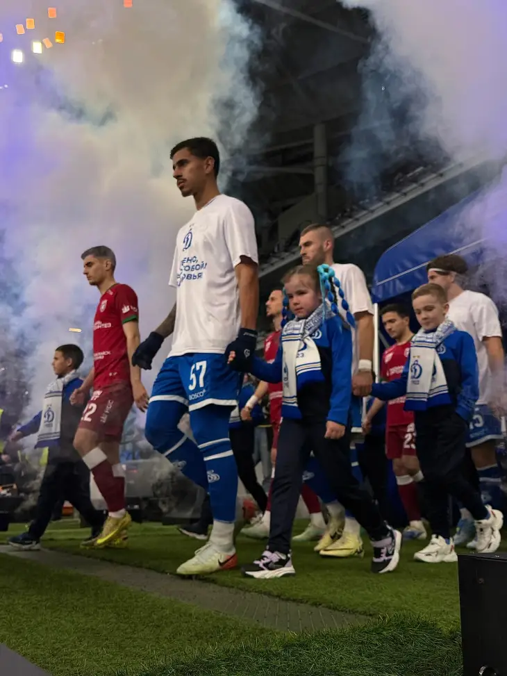 Игроки «Динамо» и «Рубина» выходят на поле