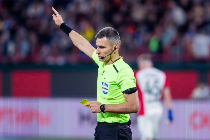 Арбитр назначает пенальти