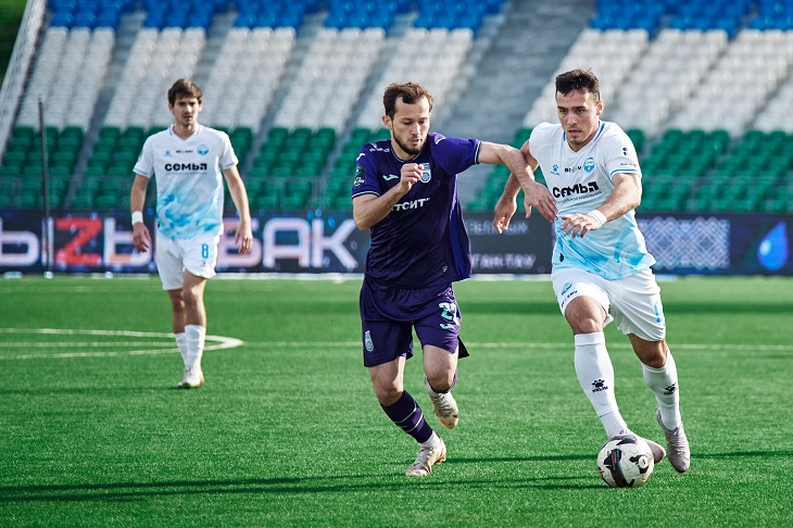 Залимхан Юсупов («Уфа») и Александр Хубулов («Черноморец»)