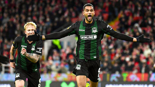 Жубал празднует гол 