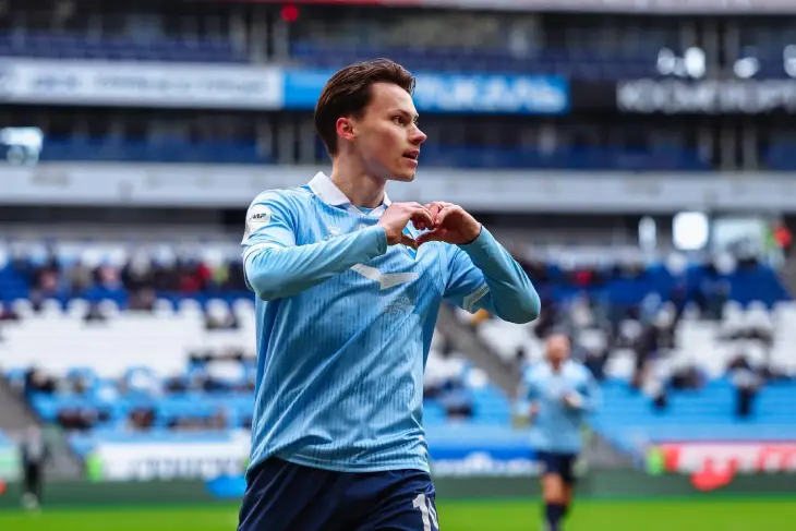 Иван Олейников празднует гол