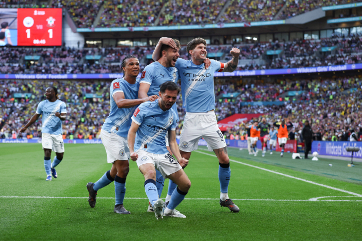 Игроки «Сити» празднуют гол