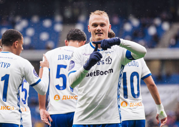 Константин Тюкавин празднует гол