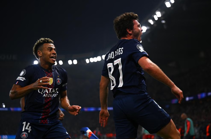 Жоау Невеш празднует гол