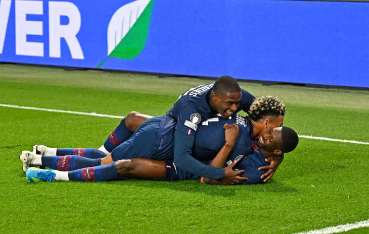 Игроки «ПСЖ» празднуют гол