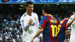 Криштиану Роналду и Лионель Месси жмут руки в преддверии матча Лиги чемпионов