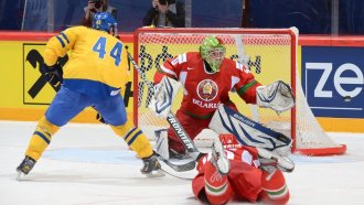 Никлас Даниэльссон атакует ворота Дмитрия Мильчакова