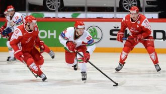 Артур Гаврус (в центре) против Миккеля Бедкера и Мортена Мадсена