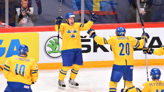 сборная Швеции празднует победу