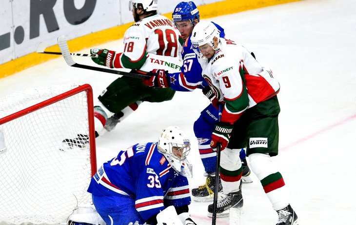 По ходу игры СКА пришлось меня вратаря 