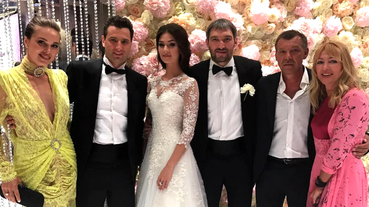 Молодожены в окружении хоккейных функционеров