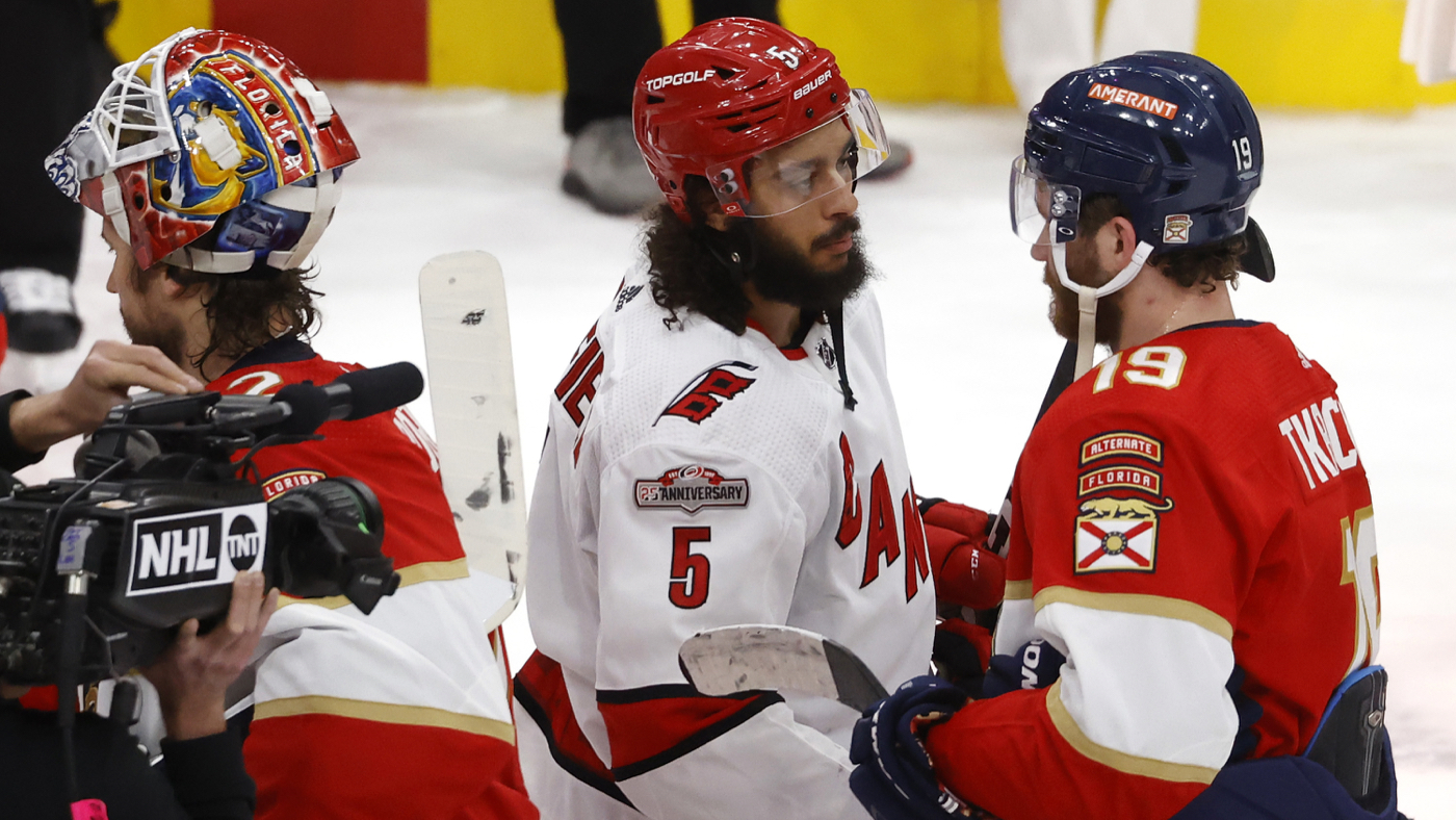 Рукопожатие Джейлена Четфилда (слева) и Мэттью Ткачука (справа)