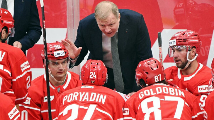 Алексей Жамнов дает указания игрокам