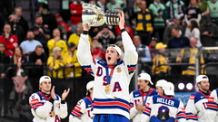 Тэйг Томпсон с кубком чемпионов мира