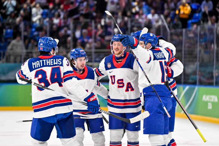 Игроки США празднуют гол