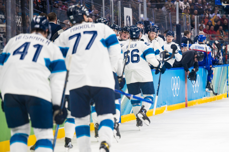 Хоккеисты сборной Финляндии празднуют гол