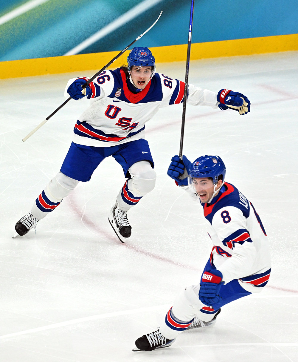 Джек Хьюз (справа)