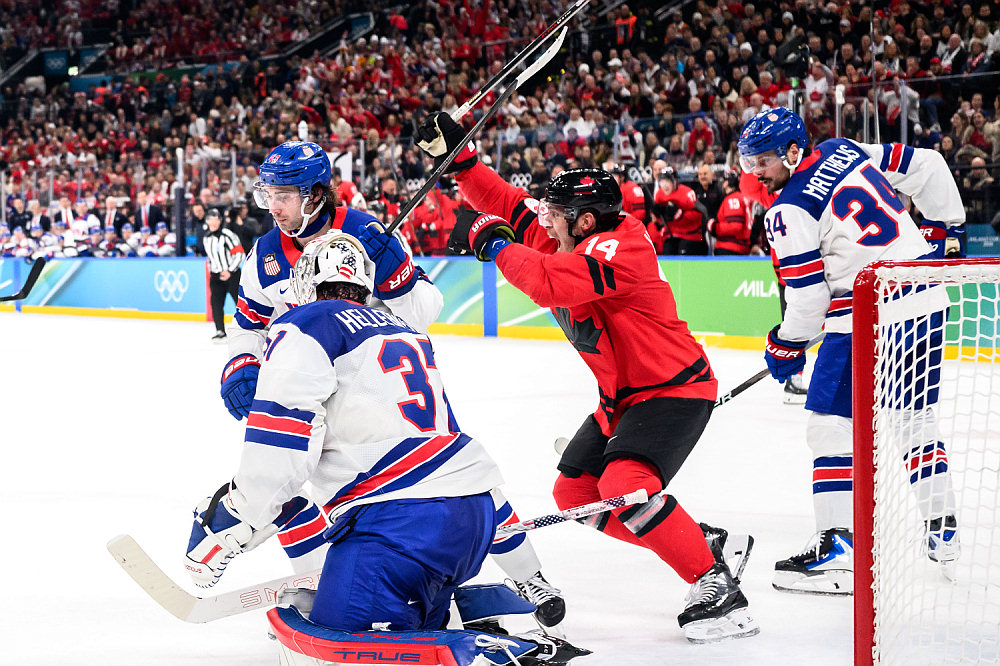 Кейл Макар (в центре)