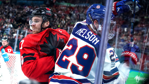 Девон Тэйвз и Брок Нельсон во время финального матча Олимпиады-2026. США выиграли у Канады 2:1 в овертайме 