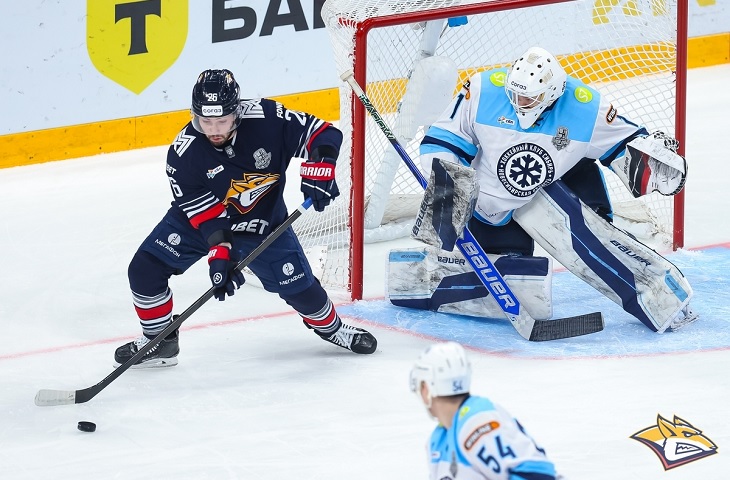 Дерек Барак («Металлург») и Михаил Бердин («Сибирь»)