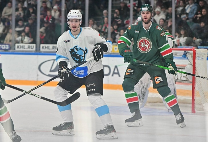 Станислав Галиев («Динамо» Минск) и Степан Фальковский («Ак Барс»)