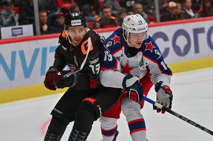 Константин Окулов («Авангард») и Иван Дроздов (ЦСКА)