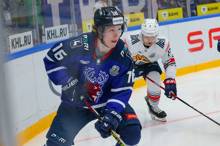 Василий Атанасов («Торпедо») и Роман Канцеров («Металлург»)