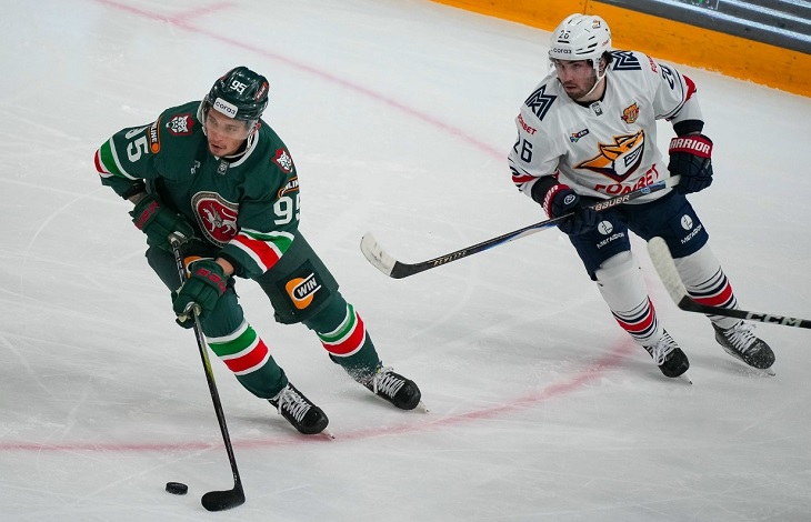 Артем Галимов («Ак Барс») и Дерек Барак («Металлург»)